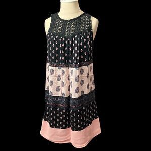 No tags in this cute dress. (Priced Accordingly). It’s a size S and so very Awes